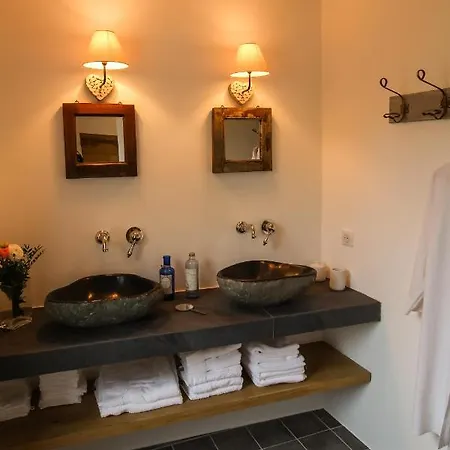 La Maison D'aime - Demeure De Caractere Du Xiie Siecle Bed & Breakfast 4*