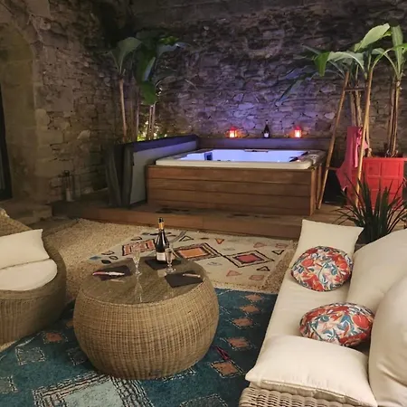 La Maison D'aime - Demeure De Caractere Du Xiie Siecle Bed & Breakfast