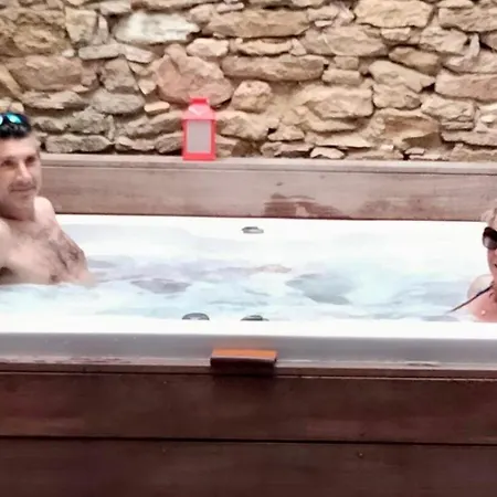 La Maison D'aime - Demeure De Caractere Du Xiie Siecle 4* Saint-Quentin-la-Poterie