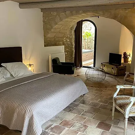 La Maison D'aime - Demeure De Caractere Du Xiie Siecle B&B 4*